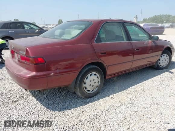 1999 Toyota Camry LE z VIN 4T1BG22K7XU565987, wystawiony jako IAAI lot #42970196 z przebiegiem 182 514 mil mil oraz . Historia ofert i sprzedaży dostępna na DreamBid. Obrazek 4.