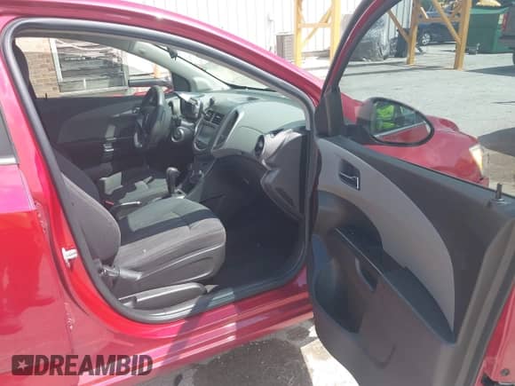 2016 Chevrolet Sonic LT с VIN 1G1JC5SH5G4163086, выставлен на аукционе IAAI как лот 42702217 с пробегом 81 374 миль миль и . История ставок и продаж доступна на DreamBid. Изображение 5.