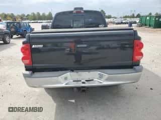 2008 Dodge Dakota Laramie z VIN 1D7HW58N38S534565, wystawiony jako Copart lot #89530195 z przebiegiem 155 332 mil mil oraz Czysty tytuł • Clean title. Historia ofert i sprzedaży dostępna na DreamBid. Obrazek 6.