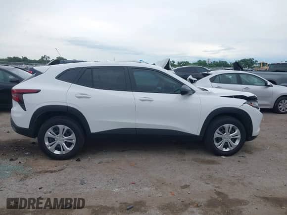 2025 Chevrolet Trax LS с VIN KL77LFEP5SC177754, выставлен на аукционе IAAI как лот 42474211 с пробегом 7 017 миль миль и . История ставок и продаж доступна на DreamBid. Изображение 13.