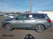 2019 Nissan Pathfinder S z VIN 5N1DR2MN6KC630742, wystawiony jako IAAI lot #42081252 z przebiegiem 118 448 mil mil oraz . Historia ofert i sprzedaży dostępna na DreamBid. Obrazek 14.