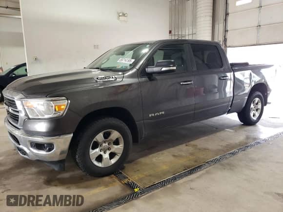 2020 Ram 1500 Big Horn z VIN 1C6SRFMT0LN402167, wystawiony jako Copart lot #59714195 z przebiegiem 89 998 mil mil oraz Szkoda całkowita • Salvage title. Historia ofert i sprzedaży dostępna na DreamBid. Obrazek 1.