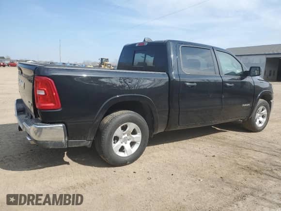 2025 Ram 1500 Big Horn z VIN 1C6SRFFP3SN584185, wystawiony jako Copart lot #53614315 z przebiegiem 19 498 mil mil oraz Czysty tytuł • Clean title. Historia ofert i sprzedaży dostępna na DreamBid. Obrazek 3.