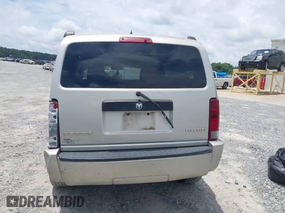 2009 Dodge Nitro SE z VIN 1D8GT28K79W532123, wystawiony jako IAAI lot #42627816 z przebiegiem 227 864 mil mil oraz . Historia ofert i sprzedaży dostępna na DreamBid. Obrazek 16.