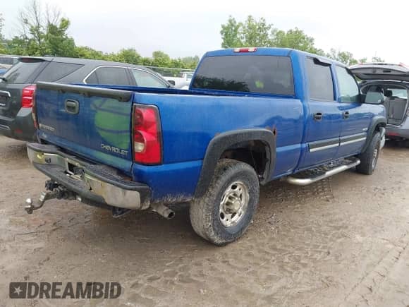 2004 Chevrolet Silverado 2500 LT z VIN 1GCGC23UX4F251997, wystawiony jako IAAI lot #42551103 z przebiegiem 195 443 mil mil oraz . Historia ofert i sprzedaży dostępna na DreamBid. Obrazek 4.