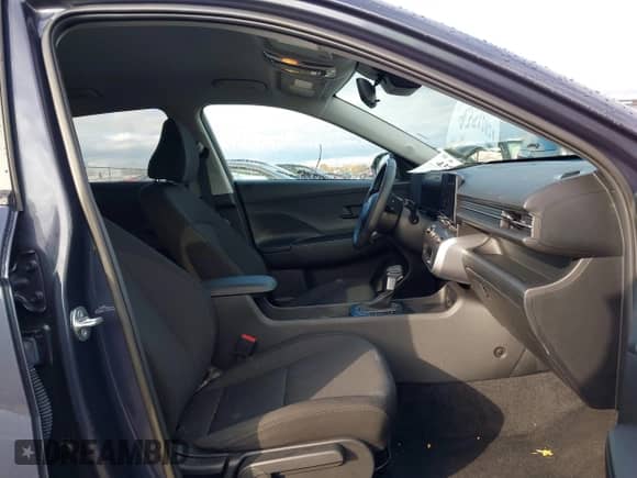 2025 Hyundai Kona SEL с VIN KM8HBCAB6SU308201, выставлен на аукционе IAAI как лот 43512824 с пробегом 7 160 миль миль и . История ставок и продаж доступна на DreamBid. Изображение 5.