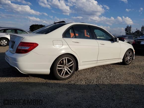 2014 Mercedes-Benz C 250 Sport z VIN WDDGF4HB2EA932024, wystawiony jako Copart lot #82666345 z przebiegiem 158 620 mil mil oraz Czysty tytuł • Clean title. Historia ofert i sprzedaży dostępna na DreamBid. Obrazek 3.
