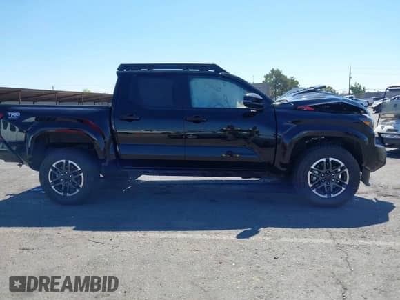 2024 Toyota Tacoma SR5 z VIN 3TMLB5JN5RM077620, wystawiony jako IAAI lot #43221023 z przebiegiem 11 482 mil mil oraz . Historia ofert i sprzedaży dostępna na DreamBid. Obrazek 13.