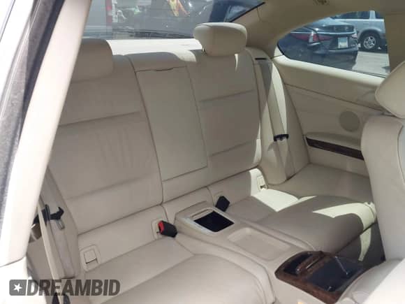 2007 BMW 3 Series 328i с VIN WBAWB33577PV72128, выставлен на аукционе IAAI как лот 42676843 с пробегом 88 587 миль миль и . История ставок и продаж доступна на DreamBid. Изображение 8.