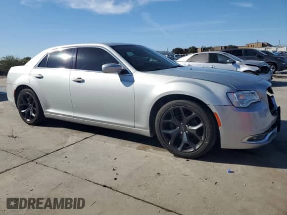 2019 Chrysler 300 Touring L with VIN 2C3CCAAG6KH565023, listed as a Copart auction lot 82140214 with 70,403 mi miles and Clean title. Bid and sale history available at DreamBid. Image 4.