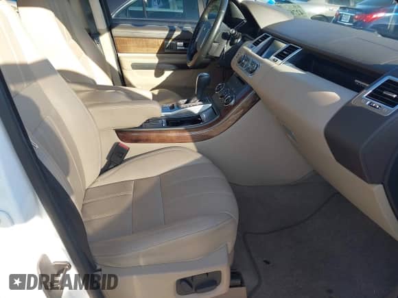 2013 Land Rover Range Rover Sport HSE Lux z VIN SALSK2D41DA810953, wystawiony jako IAAI lot #42763851 z przebiegiem 84 435 mil mil oraz . Historia ofert i sprzedaży dostępna na DreamBid. Obrazek 5.