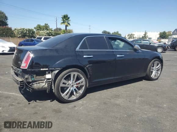 2014 Chrysler 300 C with VIN 2C3CCAKG4EH146526, listed as a Copart auction lot 70189605 with 127,962 mi miles and Salvage title. Bid and sale history available at DreamBid. Image 3.