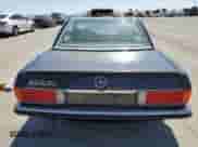 1985 Mercedes-Benz SL z VIN WDB1070461A026562, wystawiony jako Copart lot #60354385 z przebiegiem 33 243 mil mil oraz Czysty tytuł • Clean title. Historia ofert i sprzedaży dostępna na DreamBid. Obrazek 6.