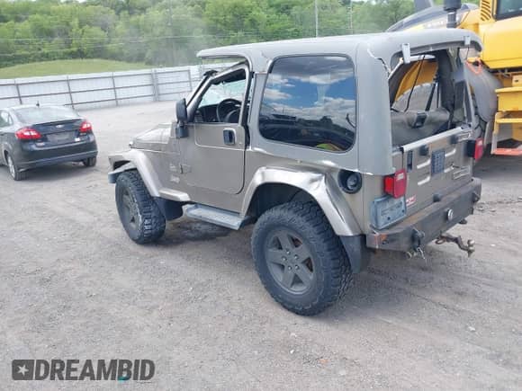 2004 Jeep Wrangler Sahara с VIN 1J4FA59S54P740417, выставлен на аукционе IAAI как лот 42382078 с пробегом 200 108 миль миль и . История ставок и продаж доступна на DreamBid. Изображение 3.