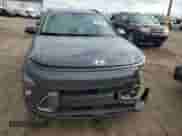 2024 Hyundai Kona SEL z VIN KM8HC3AB5RU052320, wystawiony jako Copart lot #78249704 z przebiegiem 13 386 mil mil oraz Czysty tytuł • Clean title. Historia ofert i sprzedaży dostępna na DreamBid. Obrazek 5.