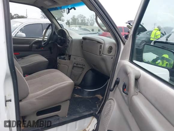 2003 Chevrolet Astro Cargo z VIN 1GCDM19XX3B137256, wystawiony jako IAAI lot #41807199 z przebiegiem 134 275 mil mil oraz . Historia ofert i sprzedaży dostępna na DreamBid. Obrazek 5.