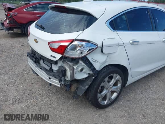 2017 Chevrolet Cruze Premier z VIN 3G1BF6SM8HS588110, wystawiony jako IAAI lot #42567710 z przebiegiem 116 173 mil mil oraz . Historia ofert i sprzedaży dostępna na DreamBid. Obrazek 6.