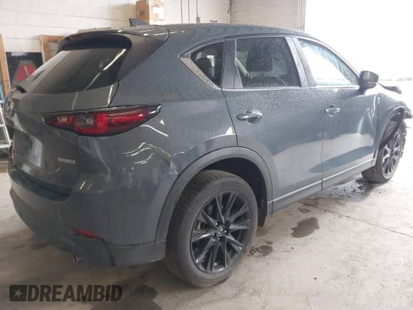 2025 Mazda CX-5 S Carbon Edition z VIN JM3KFBCM2S0623499, wystawiony jako IAAI lot #42865410 z przebiegiem 15 933 mil mil oraz . Historia ofert i sprzedaży dostępna na DreamBid. Obrazek 4.