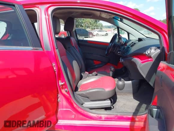 2015 Chevrolet Spark LT z VIN KL8CF6S90FC726483, wystawiony jako IAAI lot #42962595 z przebiegiem 131 689 mil mil oraz . Historia ofert i sprzedaży dostępna na DreamBid. Obrazek 5.