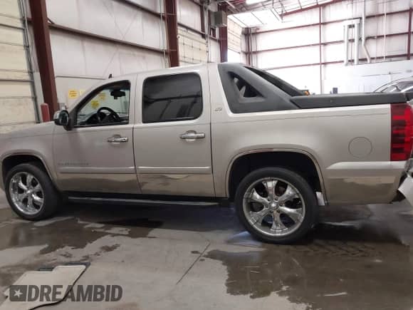 2007 Chevrolet Avalanche LTZ with VIN 3GNEC12037G144865, listed as a IAAI auction lot 42592982 with 160,962 mi miles and . Bid and sale history available at DreamBid. Image 14.