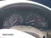 1999 Saturn SL z VIN 1G8ZK5275XZ165082, wystawiony jako IAAI lot #41939970 z przebiegiem 102 694 mil mil oraz . Historia ofert i sprzedaży dostępna na DreamBid. Obrazek 7.