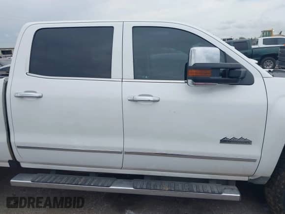 2016 Chevrolet Silverado 2500HD High Country z VIN 1GC1KXE81GF154052, wystawiony jako IAAI lot #42891878 z przebiegiem Nie podano mil oraz . Historia ofert i sprzedaży dostępna na DreamBid. Obrazek 13.
