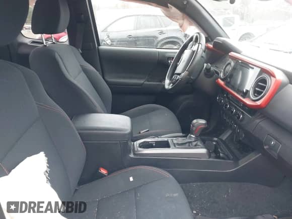 2018 Toyota Tacoma SR5 с VIN 5TFSZ5AN4JX156296, выставлен на аукционе IAAI как лот 41911608 с пробегом 105 340 миль миль и . История ставок и продаж доступна на DreamBid. Изображение 5.