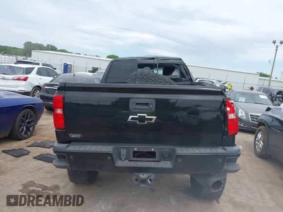 2018 Chevrolet Silverado 2500HD LTZ z VIN 1GC1KWEY1JF196965, wystawiony jako IAAI lot #42261887 z przebiegiem 46 460 mil mil oraz . Historia ofert i sprzedaży dostępna na DreamBid. Obrazek 17.