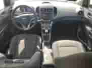 2014 Chevrolet Sonic LT z VIN 1G1JD6SB8E4153079, wystawiony jako Copart lot #70496614 z przebiegiem 153 743 mil mil oraz Czysty tytuł • Clean title. Historia ofert i sprzedaży dostępna na DreamBid. Obrazek 8.