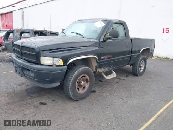 1998 Dodge 1500 z VIN 1B7HF16Z9WS508767, wystawiony jako IAAI lot #42580046 z przebiegiem 181 738 mil mil oraz . Historia ofert i sprzedaży dostępna na DreamBid. Obrazek 2.