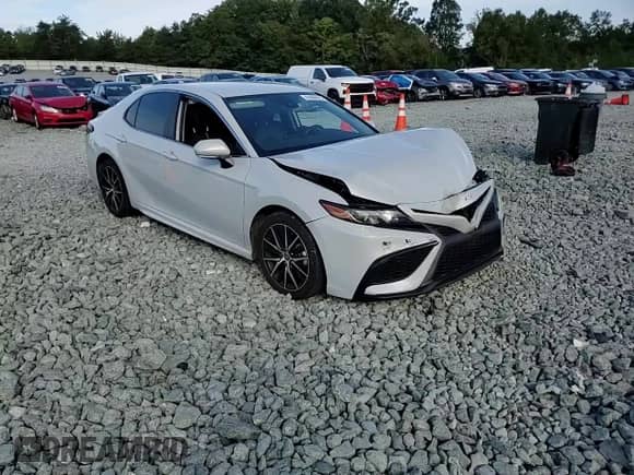 2023 Toyota Camry SE z VIN 4T1G11AK2PU109401, wystawiony jako Copart lot #81066825 z przebiegiem 60 883 mil mil oraz Szkoda całkowita • Salvage title. Historia ofert i sprzedaży dostępna na DreamBid. Obrazek 13.