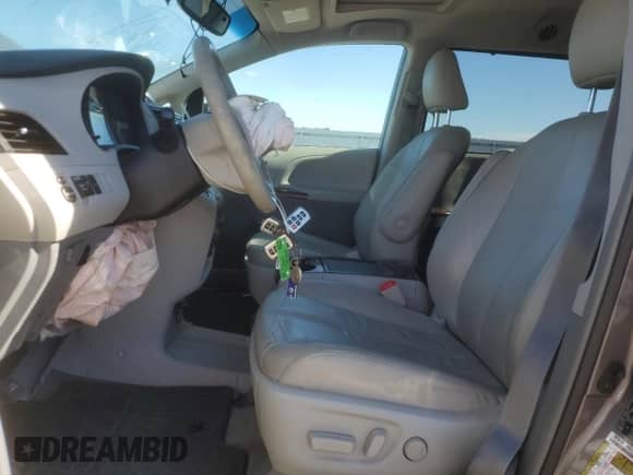 2014 Toyota Sienna XLE z VIN 5TDYK3DC9ES523928, wystawiony jako Copart lot #86864435 z przebiegiem 159 541 mil mil oraz Szkoda całkowita • Salvage title. Historia ofert i sprzedaży dostępna na DreamBid. Obrazek 7.