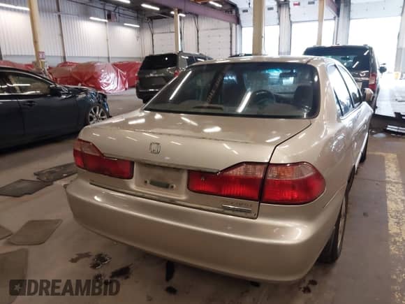 2000 Honda Accord SE с VIN JHMCG5672YC022973, выставлен на аукционе IAAI как лот 42383351 с пробегом 280 143 миль миль и . История ставок и продаж доступна на DreamBid. Изображение 17.