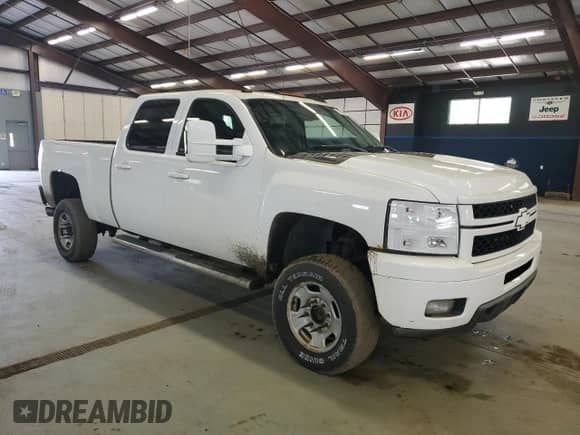 2011 Chevrolet Silverado 2500HD LTZ z VIN 1GC1KYC89BF260220, wystawiony jako Copart lot #57299895 z przebiegiem 223 957 mil mil oraz Czysty tytuł • Clean title. Historia ofert i sprzedaży dostępna na DreamBid. Obrazek 4.