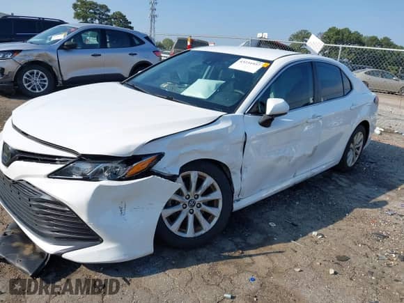 2020 Toyota Camry LE z VIN 4T1C11AKXLU922557, wystawiony jako IAAI lot #43231937 z przebiegiem 99 903 mil mil oraz . Historia ofert i sprzedaży dostępna na DreamBid. Obrazek 2.