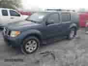 2005 Nissan Pathfinder SE z VIN 5N1AR18U95C726349, wystawiony jako IAAI lot #41842285 z przebiegiem 251 500 mil mil oraz . Historia ofert i sprzedaży dostępna na DreamBid. Obrazek 2.