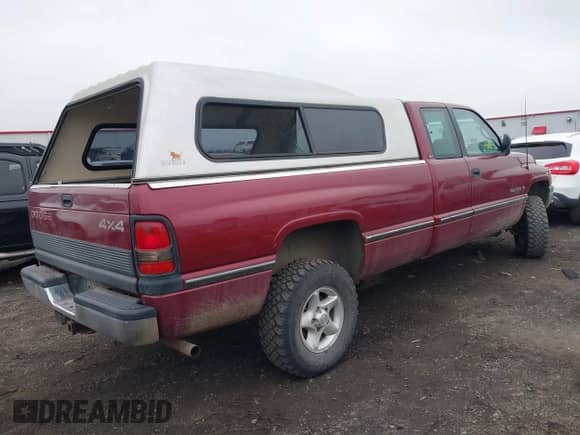 1996 Dodge 1500 z VIN 3B7HF13Z9TG185425, wystawiony jako IAAI lot #43512499 z przebiegiem 102 934 mil mil oraz . Historia ofert i sprzedaży dostępna na DreamBid. Obrazek 4.