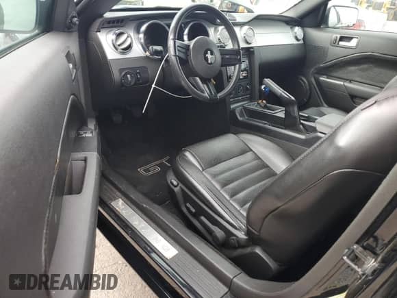 2007 Ford Mustang GT Deluxe z VIN 1ZVHT82H075220762, wystawiony jako Copart lot #90052055 z przebiegiem 103 359 mil mil oraz Czysty tytuł • Clean title. Historia ofert i sprzedaży dostępna na DreamBid. Obrazek 8.