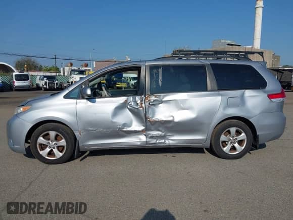 2012 Toyota Sienna LE AAS с VIN 5TDKK3DC3CS228293, выставлен на аукционе IAAI как лот 43269791 с пробегом 96 848 миль миль и . История ставок и продаж доступна на DreamBid. Изображение 14.