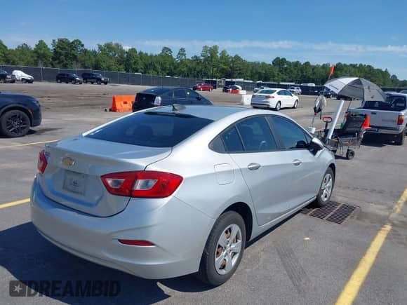 2018 Chevrolet Cruze LS z VIN 1G1BC5SM0J7238462, wystawiony jako IAAI lot #43068466 z przebiegiem 116 674 mil mil oraz . Historia ofert i sprzedaży dostępna na DreamBid. Obrazek 4.