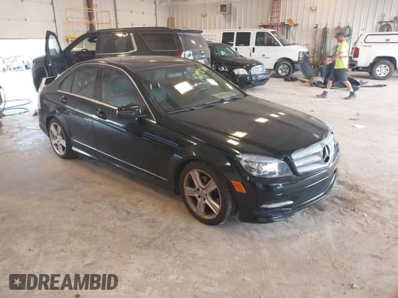 2011 Mercedes-Benz C 300 Sport z VIN WDDGF8BB8BF531723, wystawiony jako IAAI lot #42970166 z przebiegiem 137 077 mil mil oraz . Historia ofert i sprzedaży dostępna na DreamBid. Obrazek 1.