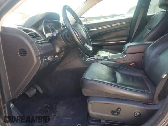 2019 Chrysler 300 Limited с VIN 2C3CCAKG2KH631565, выставлен на аукционе Copart как лот 50359665 с пробегом 71 689 миль миль и Списание • Salvage title. История ставок и продаж доступна на DreamBid. Изображение 7.