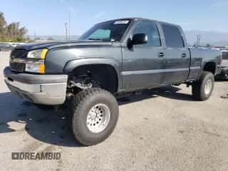 2003 Chevrolet Silverado 1500HD LS z VIN 1GCGK13UX3F176455, wystawiony jako Copart lot #53900295 z przebiegiem 93 245 mil mil oraz Szkoda całkowita • Salvage title. Historia ofert i sprzedaży dostępna na DreamBid. Obrazek 1.