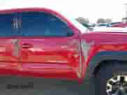 2021 Toyota Tacoma SR z VIN 5TFCZ5AN0MX262902, wystawiony jako IAAI lot #43535009 z przebiegiem 70 926 mil mil oraz . Historia ofert i sprzedaży dostępna na DreamBid. Obrazek 6.