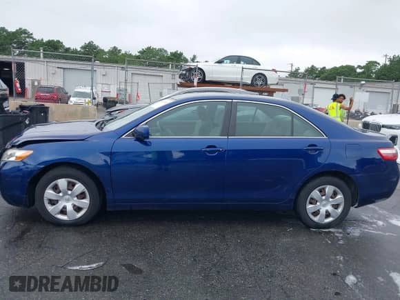 2007 Toyota Camry XLE z VIN 4T1BK46K57U039216, wystawiony jako IAAI lot #42674920 z przebiegiem 97 318 mil mil oraz . Historia ofert i sprzedaży dostępna na DreamBid. Obrazek 14.