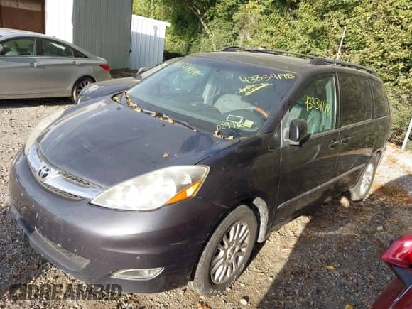 2010 Toyota Sienna XLE z VIN 5TDDK4CC7AS029938, wystawiony jako IAAI lot #43334198 z przebiegiem 122 539 mil mil oraz . Historia ofert i sprzedaży dostępna na DreamBid. Obrazek 17.