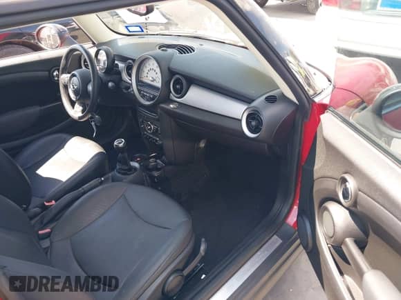 2013 MINI Hardtop с VIN WMWSU3C5XDT374901, выставлен на аукционе IAAI как лот 43326275 с пробегом 86 644 миль миль и . История ставок и продаж доступна на DreamBid. Изображение 5.
