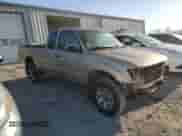 1997 Toyota Tacoma z VIN 4TAWM72N3VZ308584, wystawiony jako Copart lot #76939654 z przebiegiem 259 695 mil mil oraz Szkoda całkowita • Salvage title. Historia ofert i sprzedaży dostępna na DreamBid. Obrazek 4.