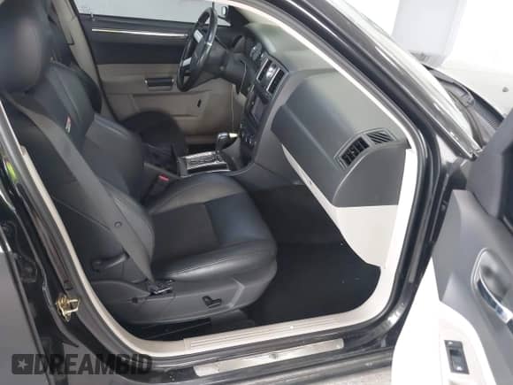 2006 Chrysler 300 C SRT-8 с VIN 2C3LA73W96H534951, выставлен на аукционе IAAI как лот 43338254 с пробегом 93 972 миль миль и . История ставок и продаж доступна на DreamBid. Изображение 5.