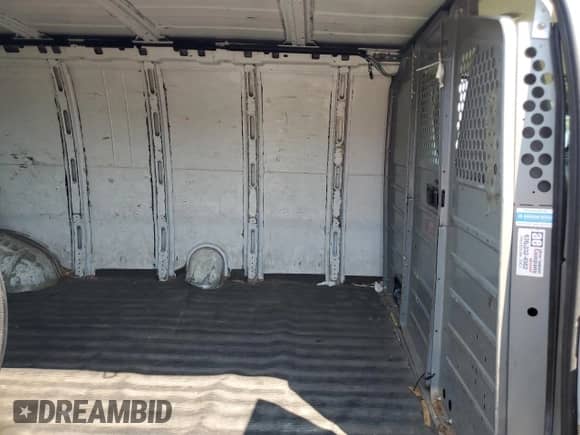 2014 Chevrolet Express Cargo z VIN 1GCZGUCG9E1124708, wystawiony jako Copart lot #66542125 z przebiegiem 285 327 mil mil oraz Czysty tytuł • Clean title. Historia ofert i sprzedaży dostępna na DreamBid. Obrazek 11.